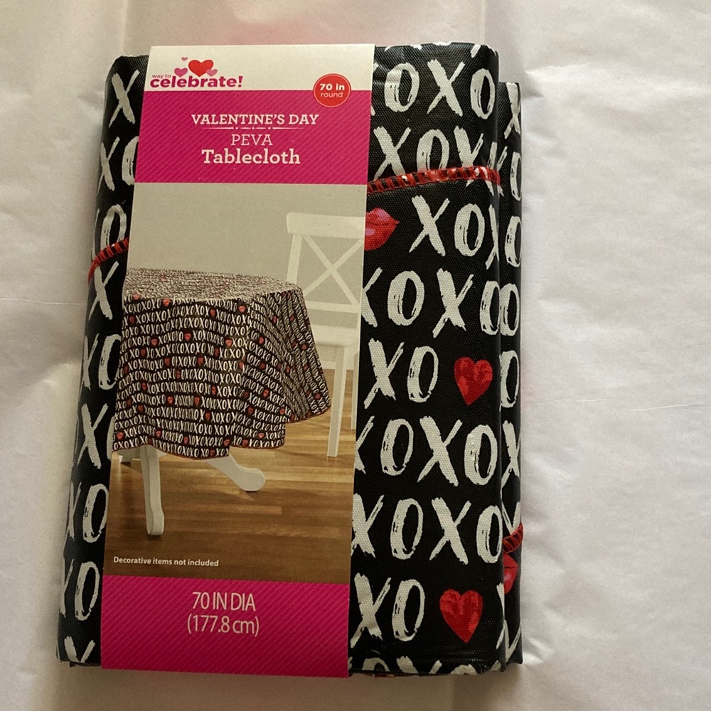 Way to Celebrate! Valentine’s XOXO heart PEVA Vinyl Tablecloth Round New sealed.